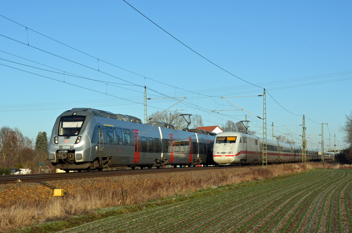 Am sonnigen zweiten Weihnachtsfeiertag 2021 begneten sich in Gräfenhainichen 1442 171 und der von München kommende ICE 692 nach Berlin.