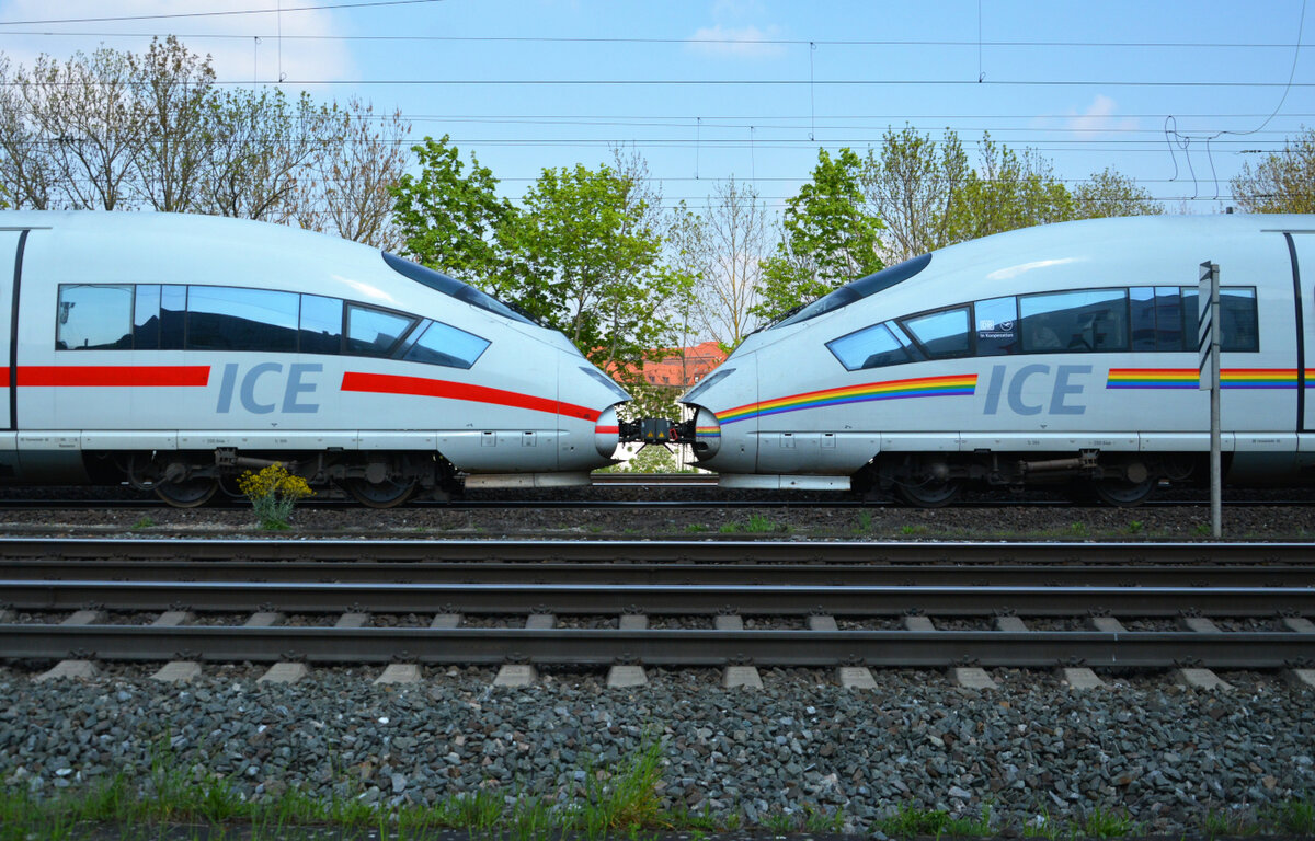Am Sonntag, 01. Mai 2022, in Würzburg mit der Kamera gesehen: ICE 403 026  Regenbogenstreifen  im Doppelpack mit einem weiteren ICE 403 als ICE 627 Dortmund Hbf (11:22) - Würzburg Hbf (15:01/15:04) - München Hbf (17:06).