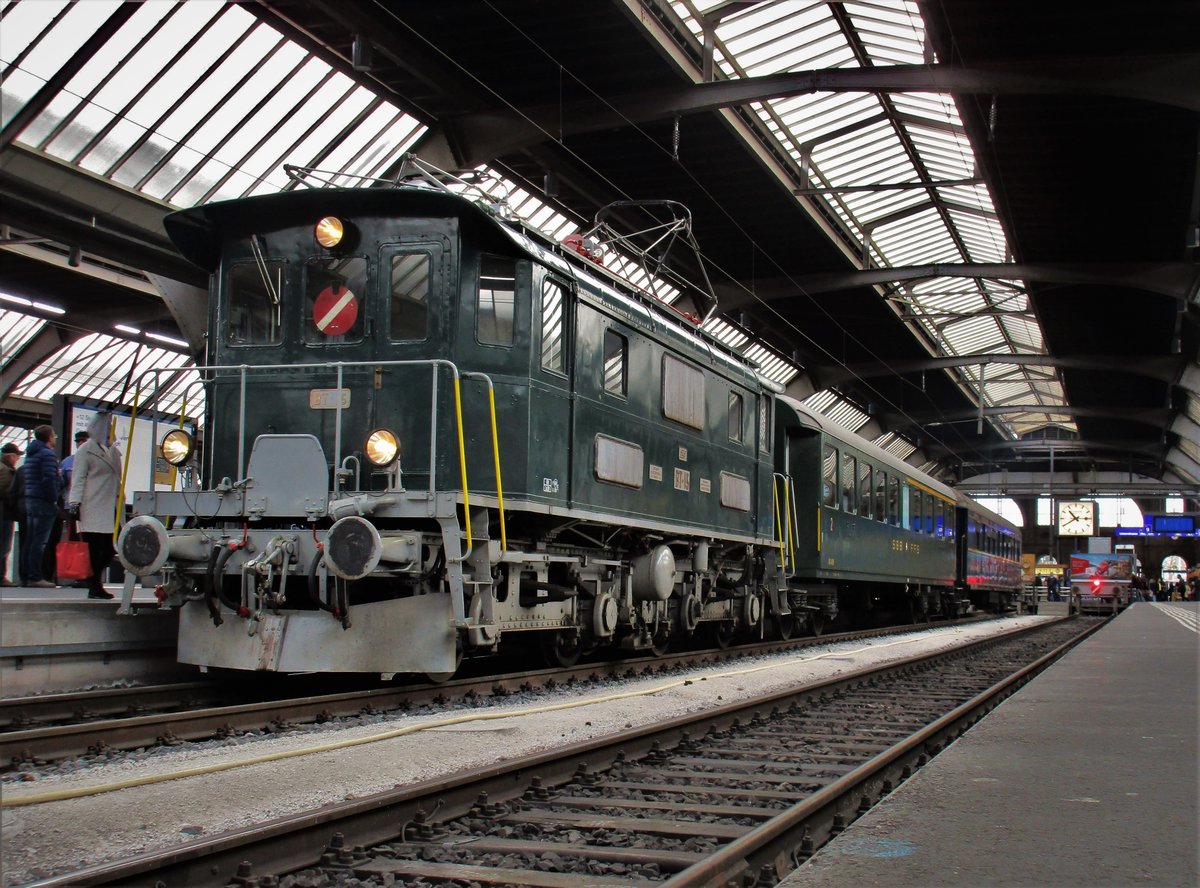 Am Sonntag, 05. März 2017 bot die Dampfbahn-Verein Zürcher Oberland (DVZO)eine kulinarische und kulturelle Extrafahrt von Zürich HB via Winterthur nach Schaffhausen, weiter via Stein am Rhein und entlang des Untersees via Kreuzlingen am schönen Bodenseeufer weiter via Romanshorn, St. Gallen, Winterthur nach Zürich HB. Im Bild hält sich die BT Be 4/4 Nr. 15 | 91 85 4416 015-6 CH-DVZO, der Speisewagen CIWL 2749 und der 1. Klasse Reisezugwagen AB 4126 momentan auf Gleis 10, im HB Zürich auf. Währendem im Bild der Extrazug auf seine Abfahrt um 10.52 Uhr wartete, sorgte der für viel Aufmersamkeit im HB Zürich. 