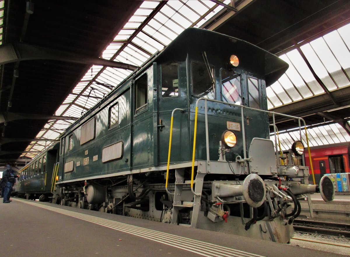 Am Sonntag, 05. März 2017 bot die Dampfbahn-Verein Zürcher Oberland (DVZO)eine kulinarische und kulturelle Extrafahrt von Zürich HB via Winterthur nach Schaffhausen, weiter via Stein am Rhein und entlang des Untersees via Kreuzlingen am schönen Bodenseeufer weiter via Romanshorn, St. Gallen, Winterthur nach Zürich HB. Im Bild hält sich die BT Be 4/4 Nr. 15 | 91 85 4416 015-6 CH-DVZO, der Speisewagen CIWL 2749 und der 1. Klasse Reisezugwagen AB 4126 momentan auf Gleis 10, im HB Zürich auf. Währendem im Bild der Extrazug auf seine Abfahrt um 10.52 Uhr wartete, sorgte der für viel Aufmersamkeit im HB Zürich. 
