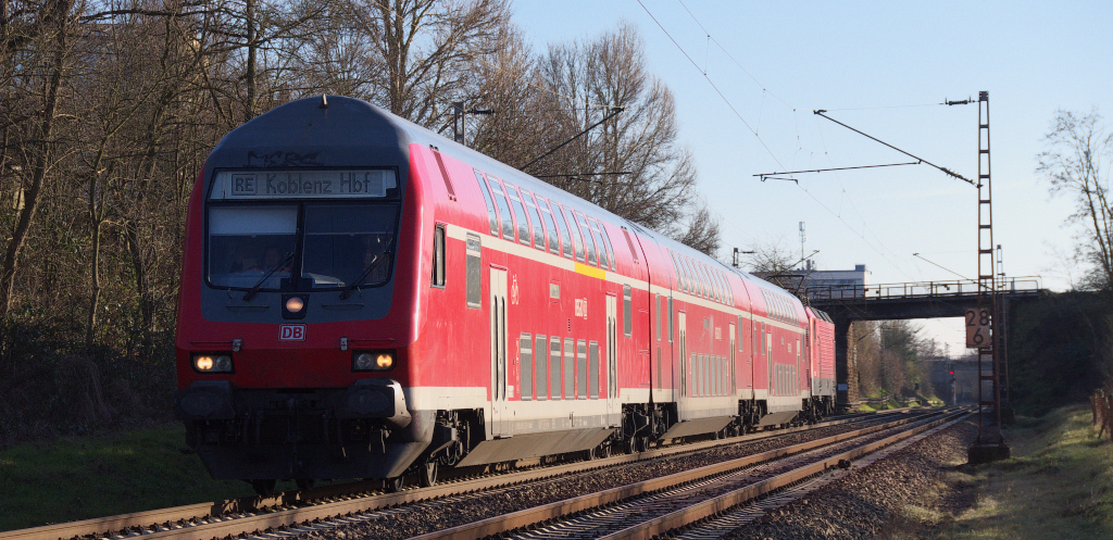 Am Sonntag, 12.01.2014, lockte uns die Sonne hinaus, nachdem sich der Nebel gegen 14.00 Uhr verzogen hatte. Unser Spaziergang führte uns in Dillingen entlang der KBS 685, Bahnstrecke 3230. Hier in Höhe des Dillinger Tierheims kam der RE Saarbrücken - Koblenz an uns vorbei. Es schiebt 143 129. Im Hintergrund überquert die KBS 687 (Niedtalstrecke) die KBS 685. 