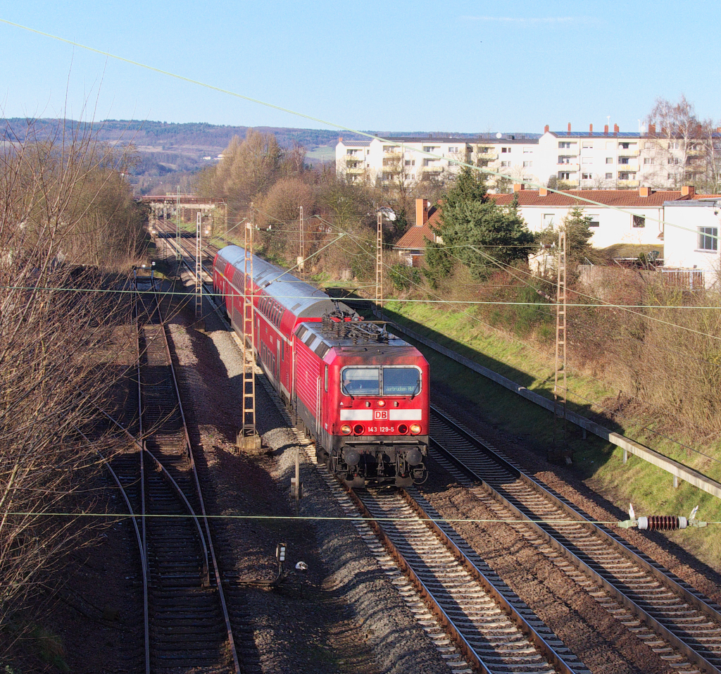 Am Sonntag, 12.01.2014, lockte uns die Sonne hinaus, nachdem sich der Nebel gegen 14.00 Uhr verzogen hatte. Unser Spaziergang führte uns in Dillingen entlang der KBS 685, Bahnstrecke 3230. Wir parkten unser Auto beim Verwaltungsgebäude der Stadtwerke in Dillingen. Dieses liegt zwischen der KBS 687 (Niedtalstrecke) und der KBS 685 (Saarstrecke). Nach dem kleinen Schwenk an die KBS 687 ging es zurück zur Brücke bei den Stadwerken Dillingen. 143 129-5 hat mit dem RE Koblenz - Saarbrücken den Stadtrand von Dillingen (Saar) erreicht und wird in einigen hundert Metern in den Dillinger Bahnhof einfahren. Bahnstrecke 3230 Saarbrücken - Karthaus