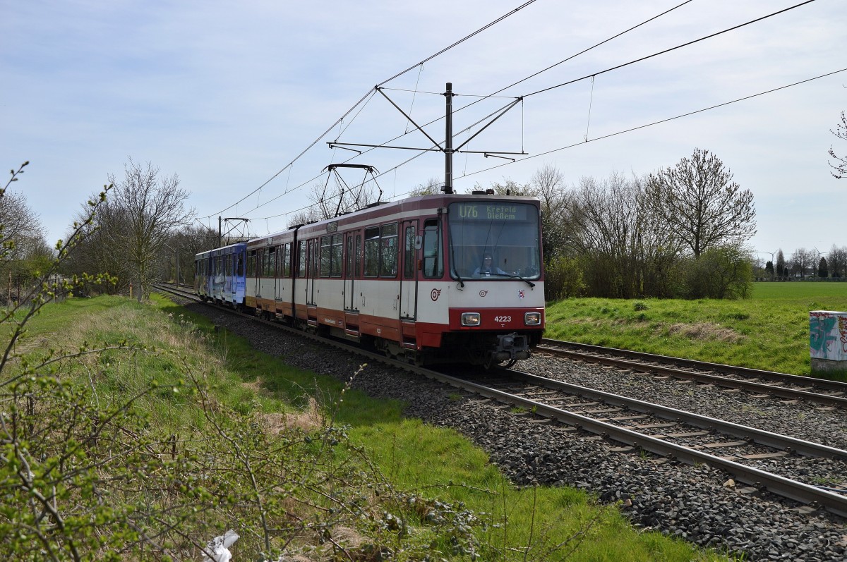 Am Sonntag den 12.4.2015 kommt der Triebwagen 4223 der Rheinbahn als U76 bei Krefeld Fischeln an die Haltestelle Grundend heran gefahren auf seinem Weg nach Krefeld Dießem.