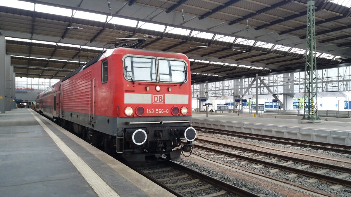 Am Sonntag (15.05.16) kam 143 566-8 nach Chemnitz. Besonderheut war der seit einiger Zeit wahrscheinlich geliehene Hocheinsteiger-Doppelstockwagen aus Bremen, hier zu sehen als RB45 nach Elsterwerda.