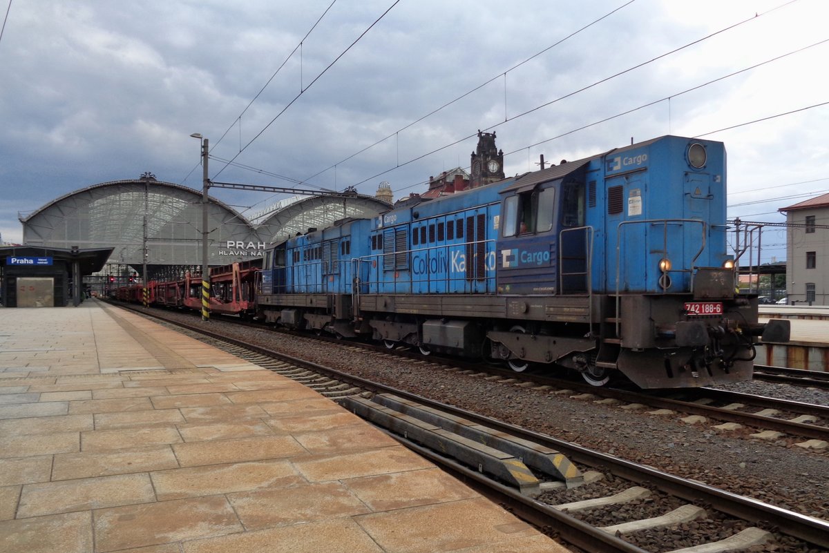 Am Sonntag 17 September 2017 durchfahrt ein LGAG mit 742 188 Praha hl.n.