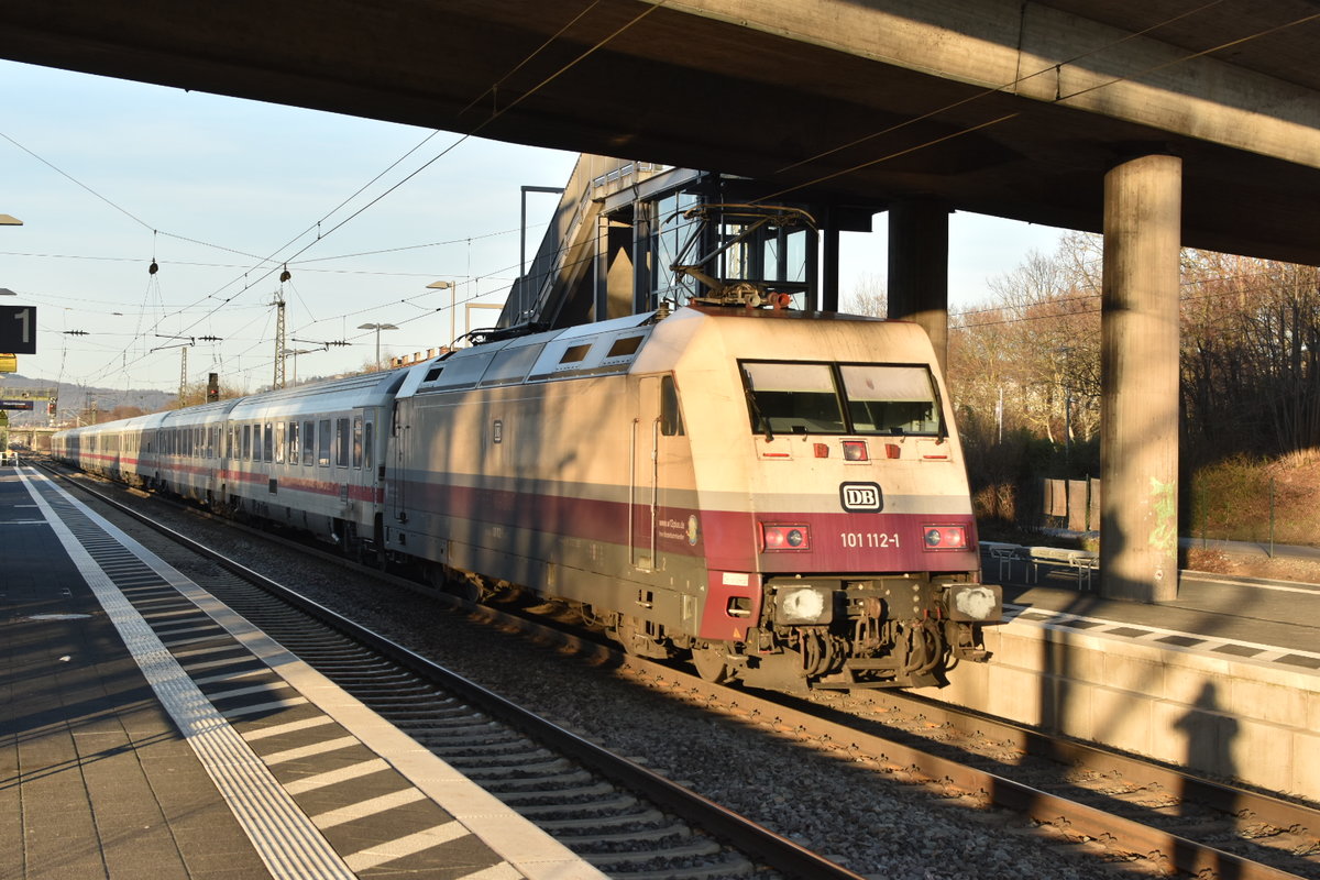 Am Sonntag den 17.2.2019 konnte ich nun die 101 112-1 in Heddesheim/Hirschberg im Nachschuß in der roten Rheingoldversion ablichten, letzten Main hatte ich sie in Roisdorf schon in der blauen Variation bekommen. Das Foto entstand bei geringer Geschwindigkeit, da der Zug vom Ausfahrsignal ausgebremst wurde.