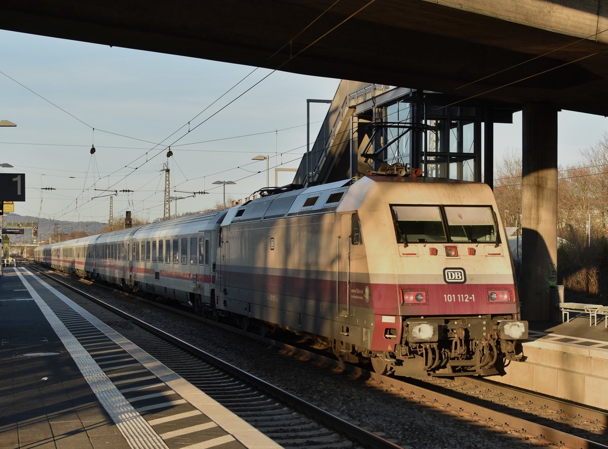 Am Sonntag den 17.2.2019 konnte ich nun die 101 112-1 in Heddesheim/Hirschberg im Nachschuß in der roten Rheingoldversion ablichten, letzten Main hatte ich sie in Roisdorf schon in der blauen Variation bekommen. Das Foto entstand bei geringer Geschwindigkeit, da der Zug vom Ausfahrsignal ausgebremst wurde.