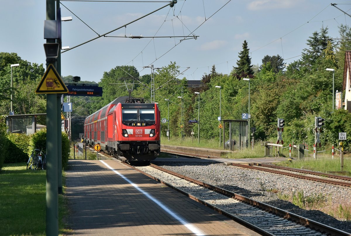 Am Sonntag den 17.5.2020 konnte ich einen IRE3 aus Würzburg Hbf kommend bei der Durchfahrt in Untergriesheim ablichten, der von der 147 019 gezogene Zug ist auf dem Weg nach Stuttgart Hbf unterwegs. In wenigen Minuten wird er in Bad Friedrichhall Hbf seinen nächsten Halt haben.