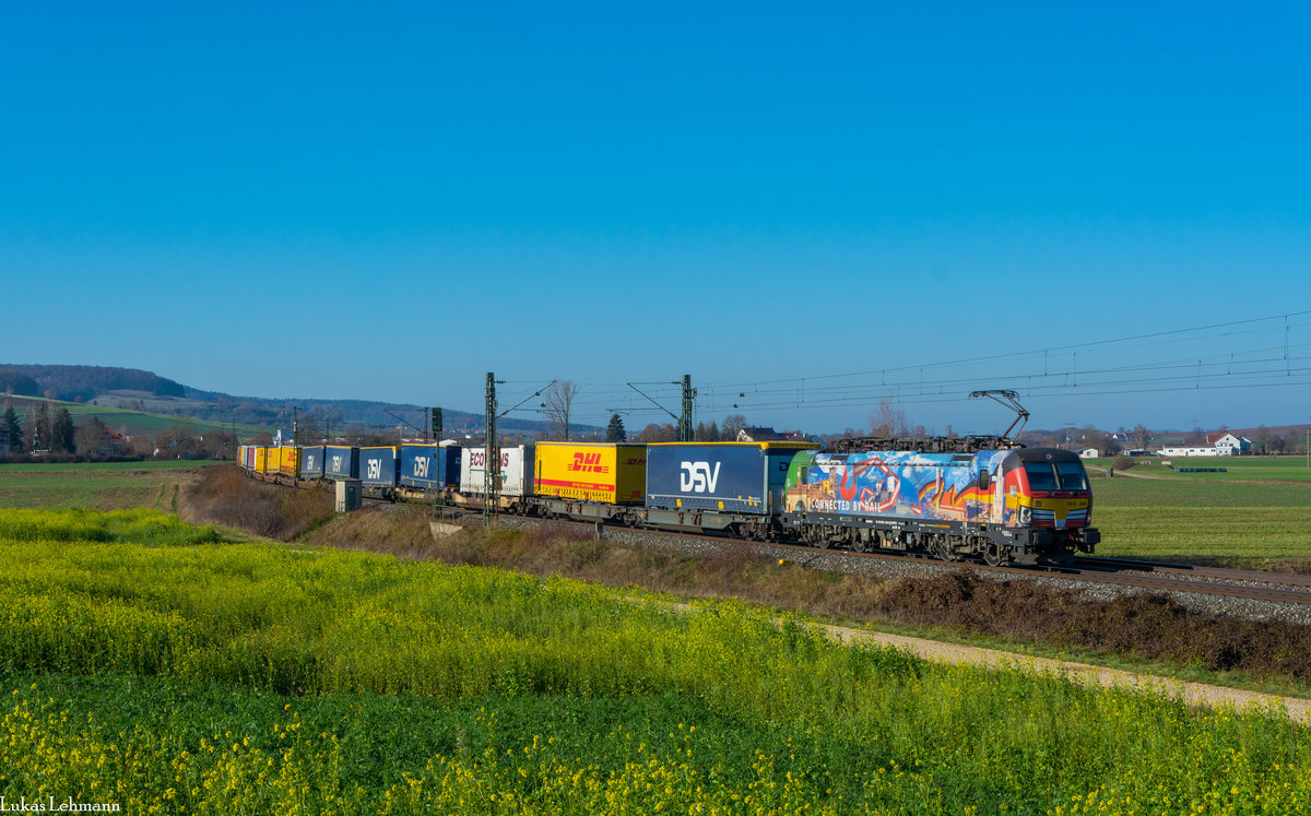 Am Sonntag den 18.11.18 bekam ich die Meldung das die 193 640 wieder auf Retour mit dem DGS 95243 (Lübeck Skandinavienkai - Verona) sei. Dank eines Kumpels der mich mitnehmen konnte fuhren wir gegen 10.00 Uhr nach Wettelsheim. Dort angekommen mussten wir festellen das kaum noch Frontlicht vorhanden war. Da uns die die Werbung an der Seite aber wichtiger war, verzichteten wir auf ein Foto mit Frontlicht. Gegen halb drei kam dann der KLV und wurde von den vier Fotografen auf den Chip gebrann. Als wir dann ins Altmühltal fuhren stand der Zug noch in Treuchtlingen, leider war die Fotostelle zwischen Treuchtlingen und Donauwörth nicht im Licht und im gleichen Augenblick rollte schon die 193 640 an uns vorbei.