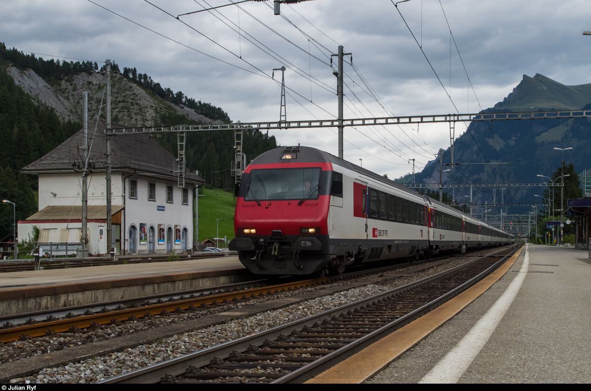 Am Sonntag, 23. August 2015 ging in Gampel das Openair Gampel zu Ende. Für den Rückreiseverkehr wurden diverse Extrazüge angeboten, welche teilweise über die Lötschberg-Bergstrecke zugeführt wurden. Ein solcher Extrazug durchfährt hier gerade den Bahnhof Kandersteg.