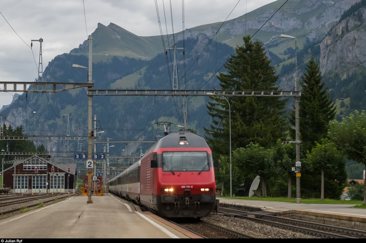 Am Sonntag, 23. August 2015 ging in Gampel das Openair Gampel zu Ende. Für den Rückreiseverkehr wurden diverse Extrazüge angeboten, welche teilweise über die Lötschberg-Bergstrecke zugeführt wurden. Ein solcher Extrazug durchfährt hier mit Re 460 101 an der Spitze gerade den Bahnhof Kandersteg.