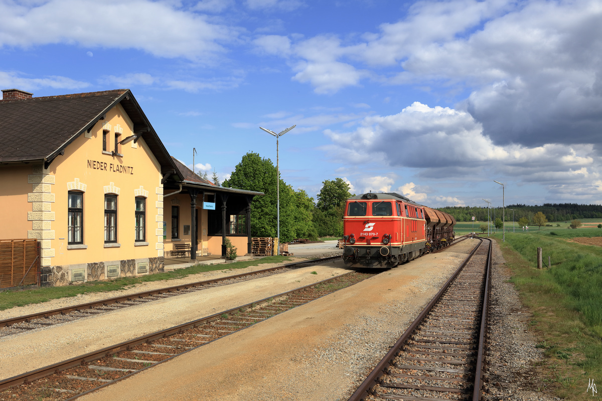 Am Sonntag, den 3. Mai 2020 war die 2143.070 insgesamt vier Mal auf der Strecke des Reblausexpress unterwegs. Aus Belastungsgründen konnte auf dieser steigungsreichen Strecke 
jeweils nur vier Wagen beladen mit Gleisschotter mitgenommen werden.
Mein letzte Bild des Tages war jenes, dass den dritten Zug in Niederfladnitz zeigt.