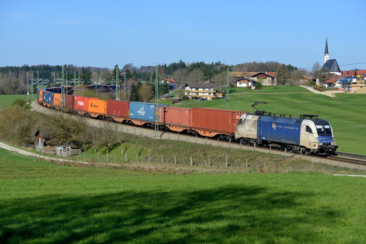 Am Sonntag, den 30. März 2014 kam die Wiener Lokalbahn ES 64 U2-023 mit Containerzug DGS 41131 von Rheinhausen nach Budapest Sorok an der Ortschaft Mehring vorbei. Der Zug nahm baustellenbedingt einen Umweg über Treuchtlingen, München, Rosenheim und Salzburg.