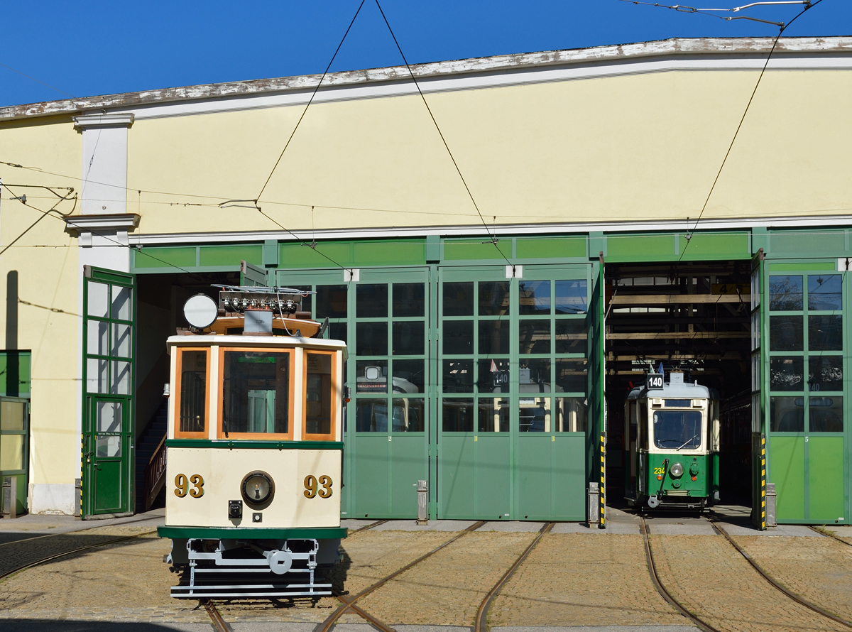 Am Sonntag den 30.09.2018 feiert die Grazer Straßenbahn ihr 140 jähriges Jubiläum, 
die Vorbereitungen für die große Parade etc. sind bereits im vollen Gange und der frisch restaurierte Zweiachser TW 93 präsentierte sich am 26.09.2018 auf dem Freigelände der Remise Steyrergasse den Schaulustigen. 

https://www.tramway-museum-graz.at/_lccms_/_00788/Parade.htm?VER=180910174851&MID=282&LANG=ger