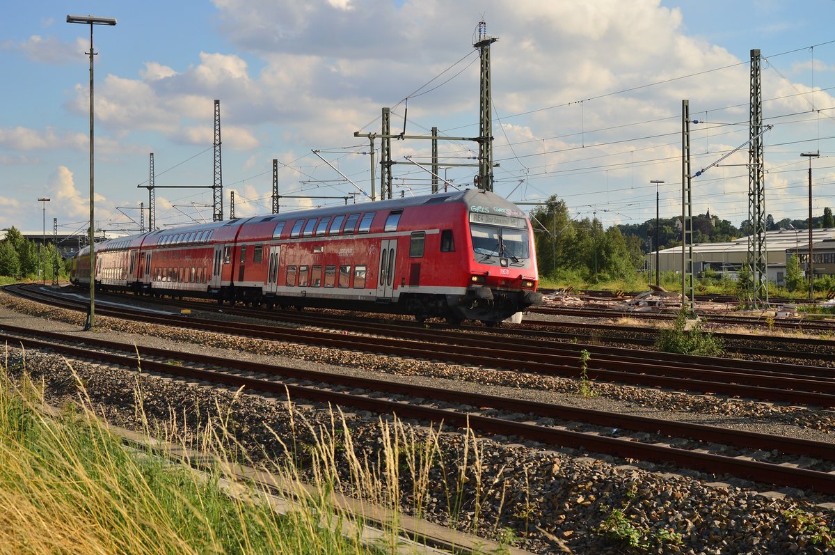 Am Sonntag den 7.8.2016 schiebt die 111 012 einen RE4 nach Dortmund Steuerwagen voraus gerade aus Herzogenrath aus.