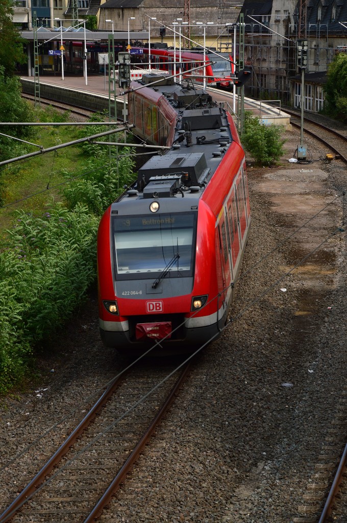 Am Sonntag den 9.8.2015 war der Bahnhof Wuppertal Vohwinkel zum Kopfbahnhof erkohren, da wegen Arbeiten am neuen Stellwerk die Züge hier enden. Hier ist die Ausfahrt des 422 064-6 zu sehen. 