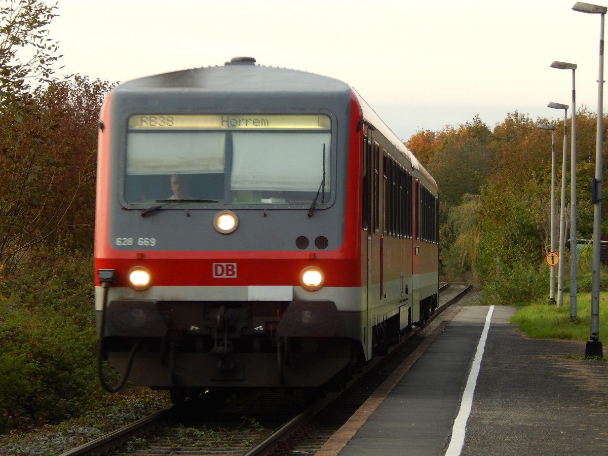 Am Sonntag Abend den 26.10 kam 628/928 669 in den Haltepunkt Glesch eingefahren.

Glesch 26.10.2014