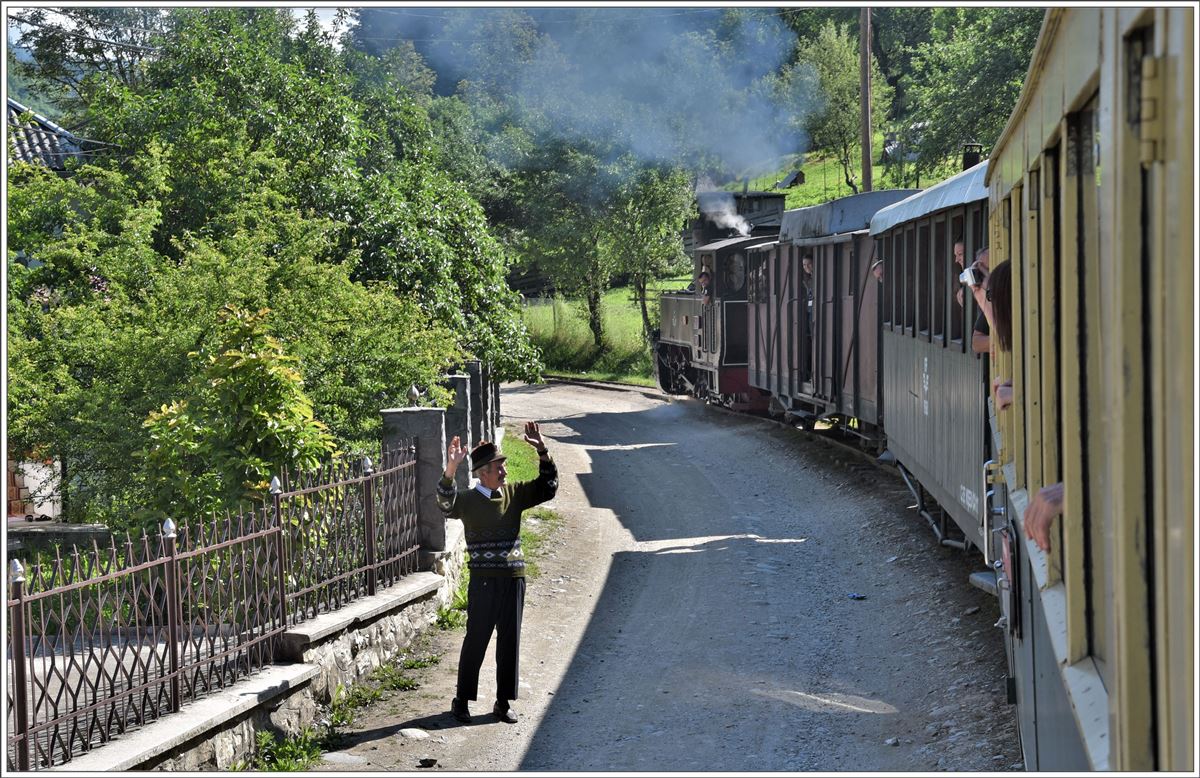 Am Sonntag ist Kirchgang und die Touristen auf dem Weg nach Paltin werden freundlich begrüsst. 764.435  Bavaria  zieht heute den zweiten Touristenzug ins Wassertal. (11.06.2017)