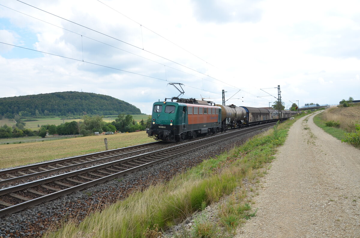 Am Sonntag konnte ich doch noch eine E40 der Bayernbahn aufnehmen. Nachdem mich eine Lok der Bayernbahn am Freitag während eines Gewitters überrascht hat, hatte ich am Sonntag mehr Glück. 140-850-9 ist mit dem Henkelzug in Richtung Ansbach unterwegs. Grüße gehen noch raus an den TF, der mich mit einem ordentlichen Pfiff gegrüßt hat. (27.08.2022)