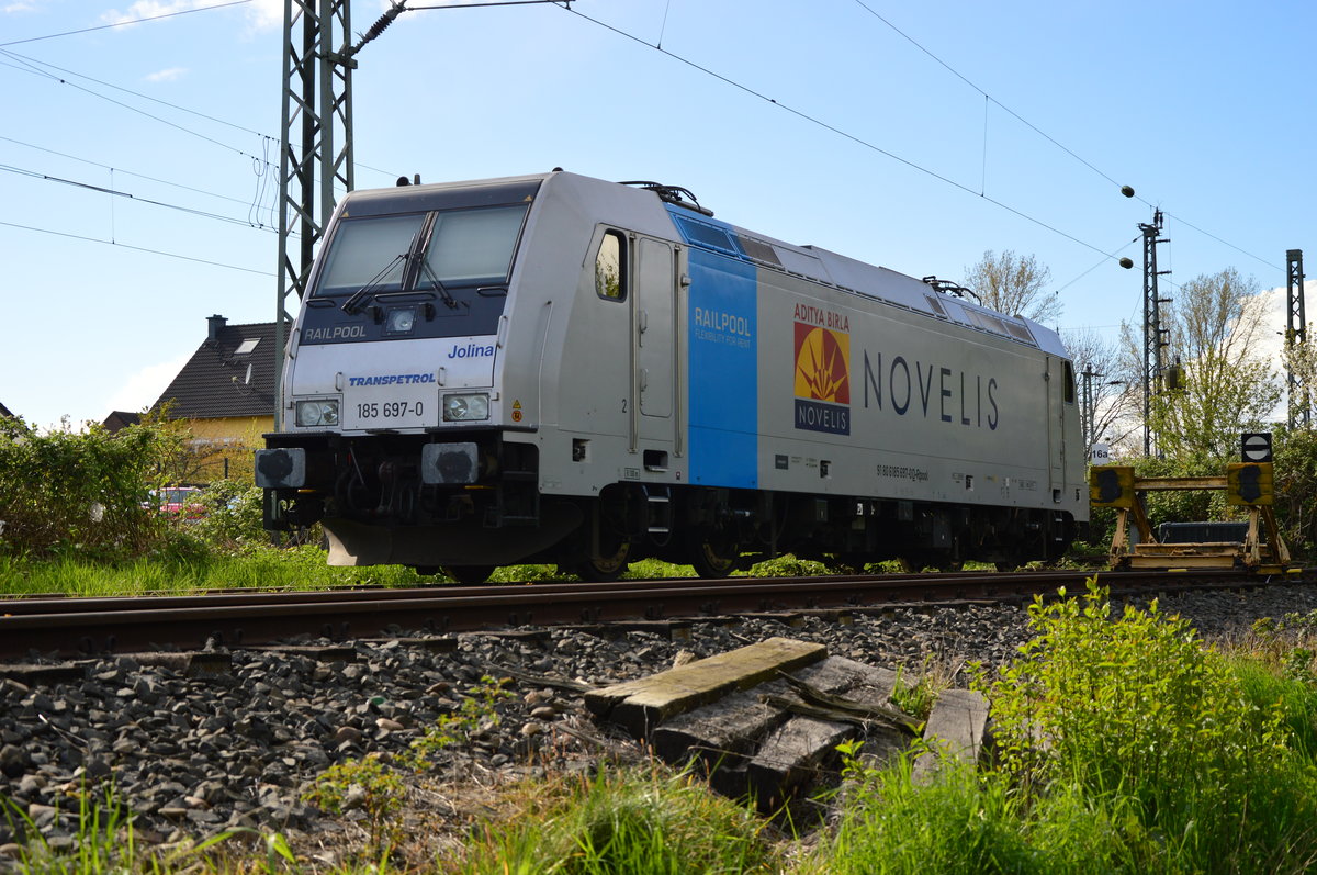 Am Sonntag nach getaner Arbeit ist die 185 697-0 in Nievenheim in der Abstellung. 24.4.2016