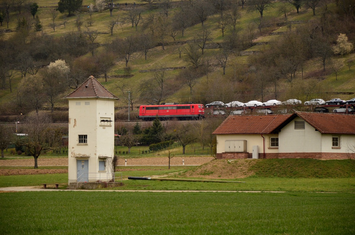 Am Sonntag um halbeins Mittags kommt die 151 049-4 mit einem Audizug bei Neckarzimmern in Richtung Neckarelz gefahren.14.3.2016