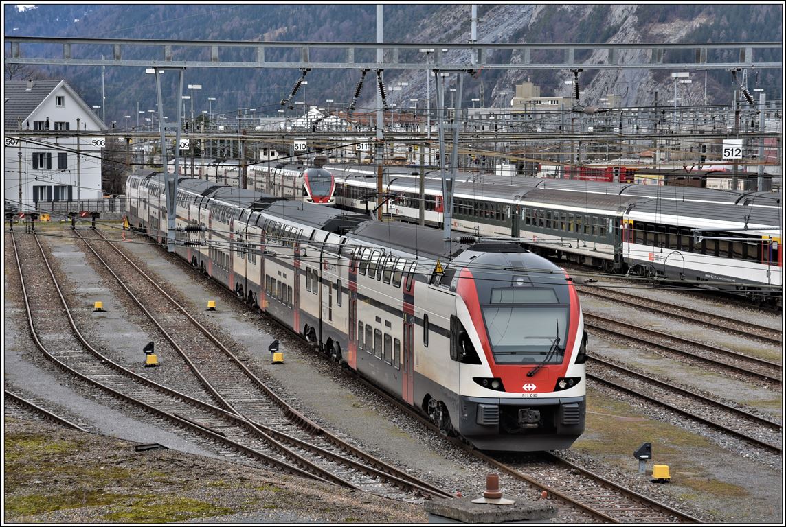Am Sonntag wird auch die Abstellanlage in Chur mehr frequentiert als an Werktagen. 511 015 und 511 117 warten auf den nächsten Einsatz. (16.02.2020)