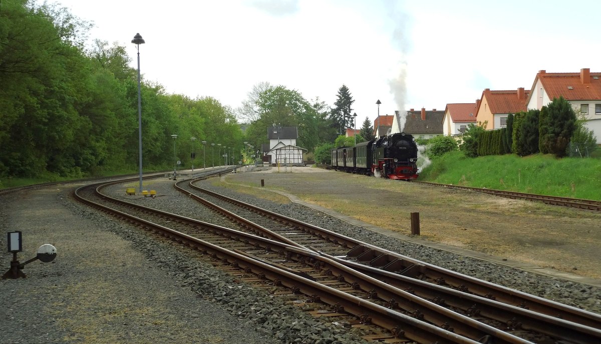 Am Sonntag,den 17.05.2015, auf der Rückfahrt von Nordhausen nach Wernigerode wurde unser Zug in Ilfeld auf das Gleis 5 gestellt, um den Rangier-und Kreuzungsmanövern des Planverkehrs nicht im Wege zusein.
Da, wo früher rege Ladetätigkeiten herrschten, konnten wir in Ruhe dem Treiben zu schauen,die in wenigen Minuten losbrechen werden.
Früher gab es in Ilfeld eine Weichenverbindung nach Gleis 3 links außen,es war beidseitig angeschlossen,wurde bei Rangierarbeiten der Güterzüge benötigt und stellte die Zufahrt zum Lokschuppen her, der links hinter mir steht.Er besitzt 2 Schupppengleise, die Weichenlaterne zeigt die Verzweigung an. Ein Gleis (4) am Güterschuppen vervollständigt die Ausstattung,von 1943-1946 etwa gab es noch ein Abstellgleis links zwischen Gleis 3 und der Bere. 
  