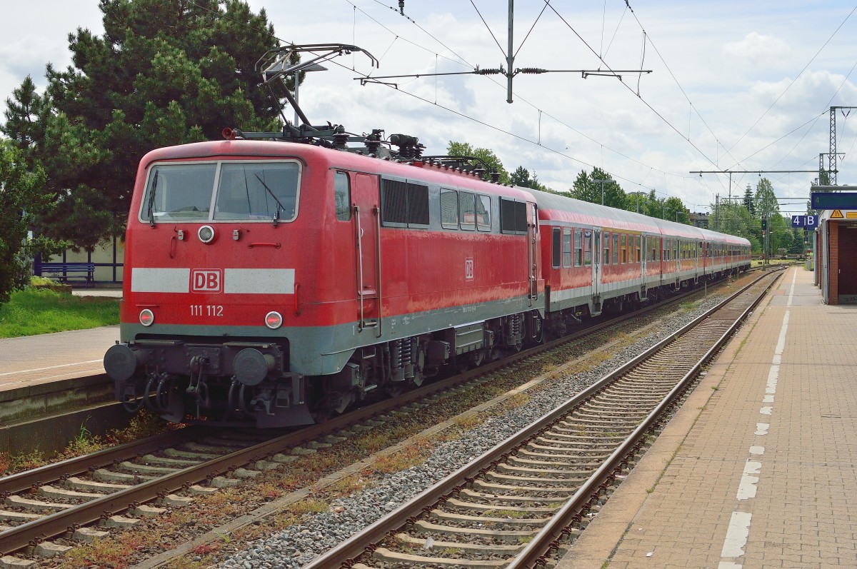 Am Sonntagmittag schiebt die 111 112 eine RE4 gen Aachen aus dem Rheydter Hbf aus.
11.5.2014