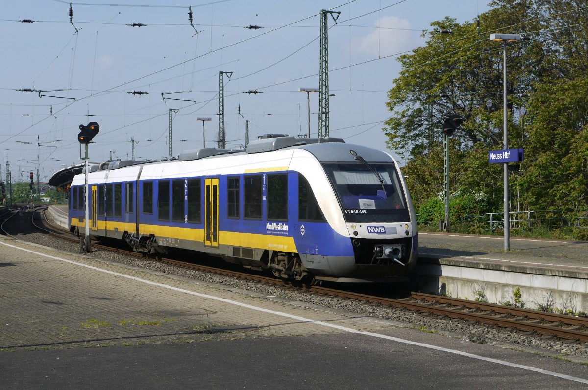 Am Sonntagmorgen besteht der RE 10 aus nur einem 648 (hier Nr. 445). Aufnahme vom 4.5.14, Neuss Hbf.