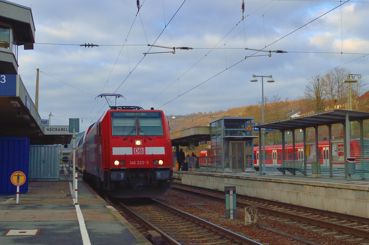 Am Sonntagnachmittag den 1.12.2013 steht die 146 223-3 mit einer Dostock RB nach Stuttgart in Neckarelz am Bahnsteig Gleis 1. Ach ja bevor ich wieder trouble bekomme, das Bild ist legal vom Bahnsteig Gleis 12 aus geschossen........