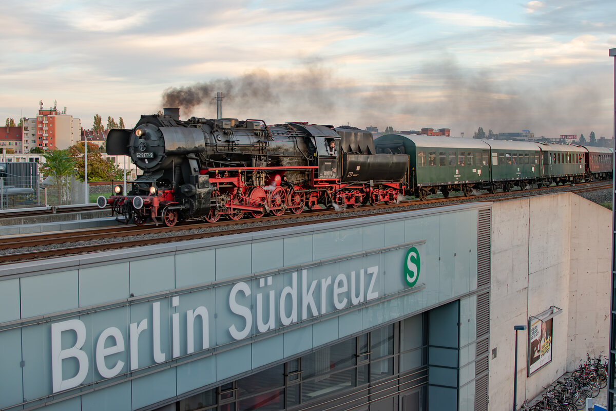 Am späten Abend des 04.11.2023 durchfuhr die 52 8177 Berlin Südkreuz für ihr Tagesprogramm. 


Berlin macht Dampf
Eisenbahnfreune Berlin e.V.