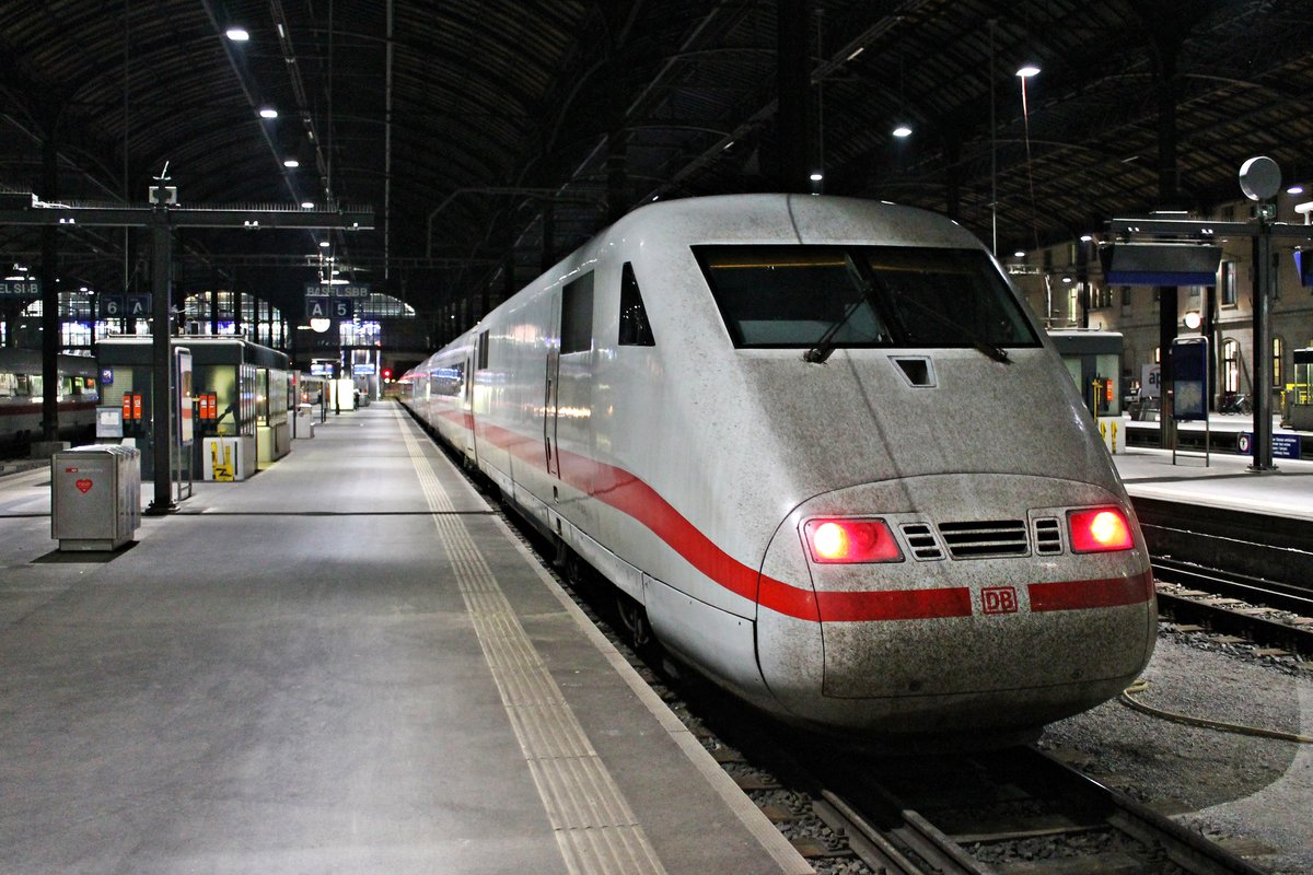 Am späten Abend des 05.05.2018 stand 401 009-6 im Zielbahnhof Basel SBB und wartete darauf als Leerfahrt nach Basel Bad Bf zurück zufahren. Zuvor kam der ICE 1 aus Berlin Ostbahnhof.