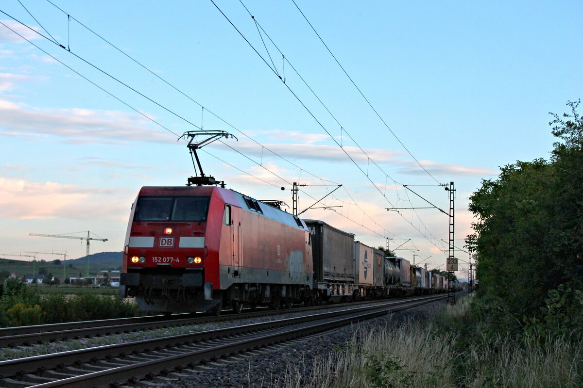 Am späten Abend des 08.07.2020 fuhr die 152 077-4 mit dem KT 42028 (Gallarate - Köln Eifeltor), welchen sie seit Basel SBB RB bespannte, nördlich von Hügelheim über die Rheintalbahn in Richtung Freiburg (Breisagau).