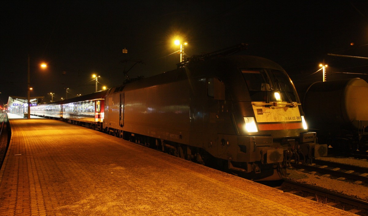 Am späten Abend des 11.1.2014 wartet der Schnee-Express mit 182 597-5 von MRCE in Wörgl auf seine Heimreise von Bludenz/Mallnitz Obervellach nach Hamburg. Er wurde in Wörgl zusammengestellt und verlässt gegen 22 Uhr mit 4 min Verspätung den Bahnhof. Mit 14 Wagen geht es nach Hause.