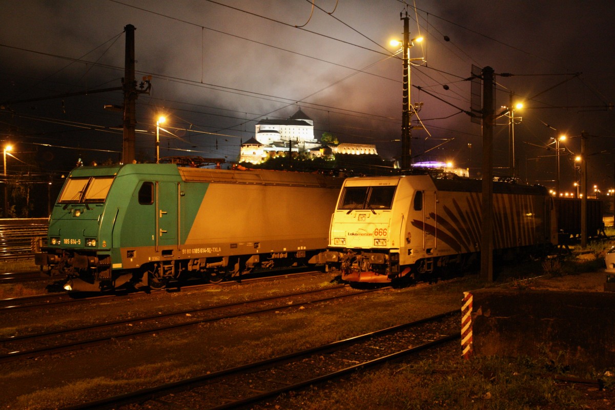 Am späten Abend des 11.5.2013 standen 185 614-5 von TXL und 185 666-5 von LM im Bahnhof Kufstein abgestellt. Im Hintergrund bei leichtem Nebel die Festung Kufstein.