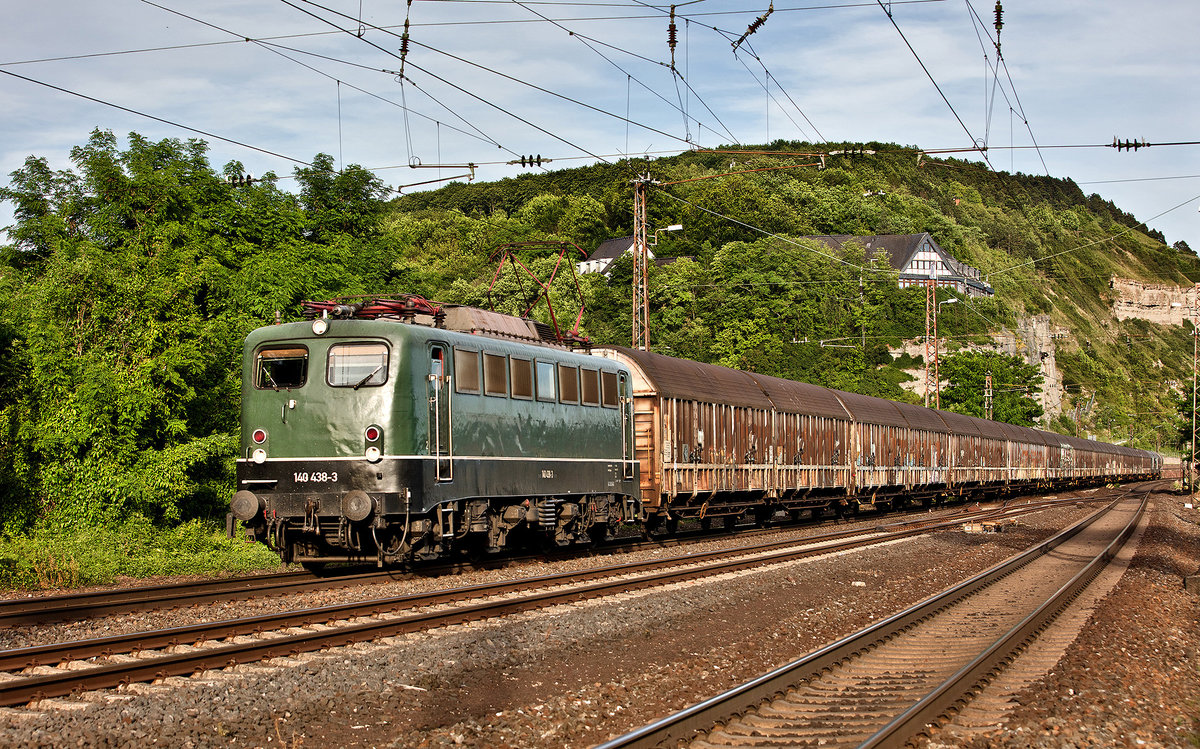 Am späten Abend des 12.6.2017 fährt die 140 438-3 mit dem Henkel Zug in Retzbach vorüber.