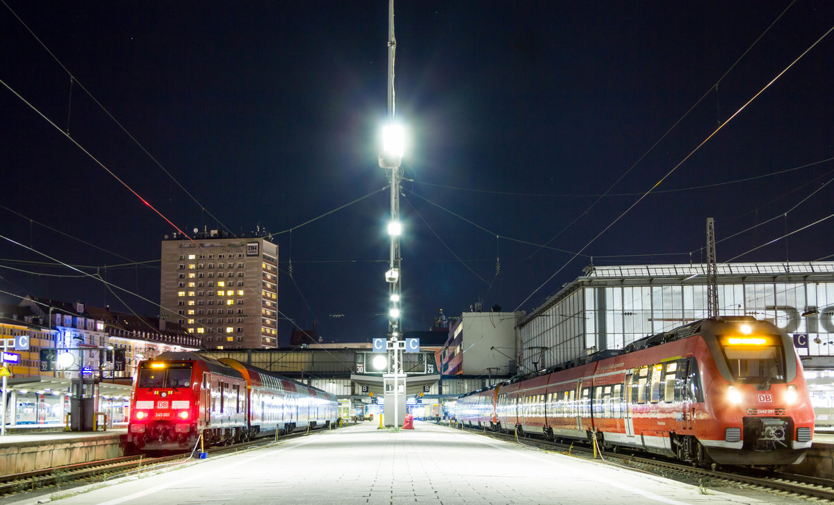 Am späten Abend des 14.8.2017 stehen die beiden Talent 2-Triebwagen 2442 201 und 2442 200 als RB 59537 nach Weilheim (Oberbayern) im Starnberger Flügelbahnhof zur Abfahrt bereit, während 245 001 gerade dem RE 57421 aus Memmingen in Gleis 31 geschoben hat, um später als RE 57448 nach Buchloe zu fahren