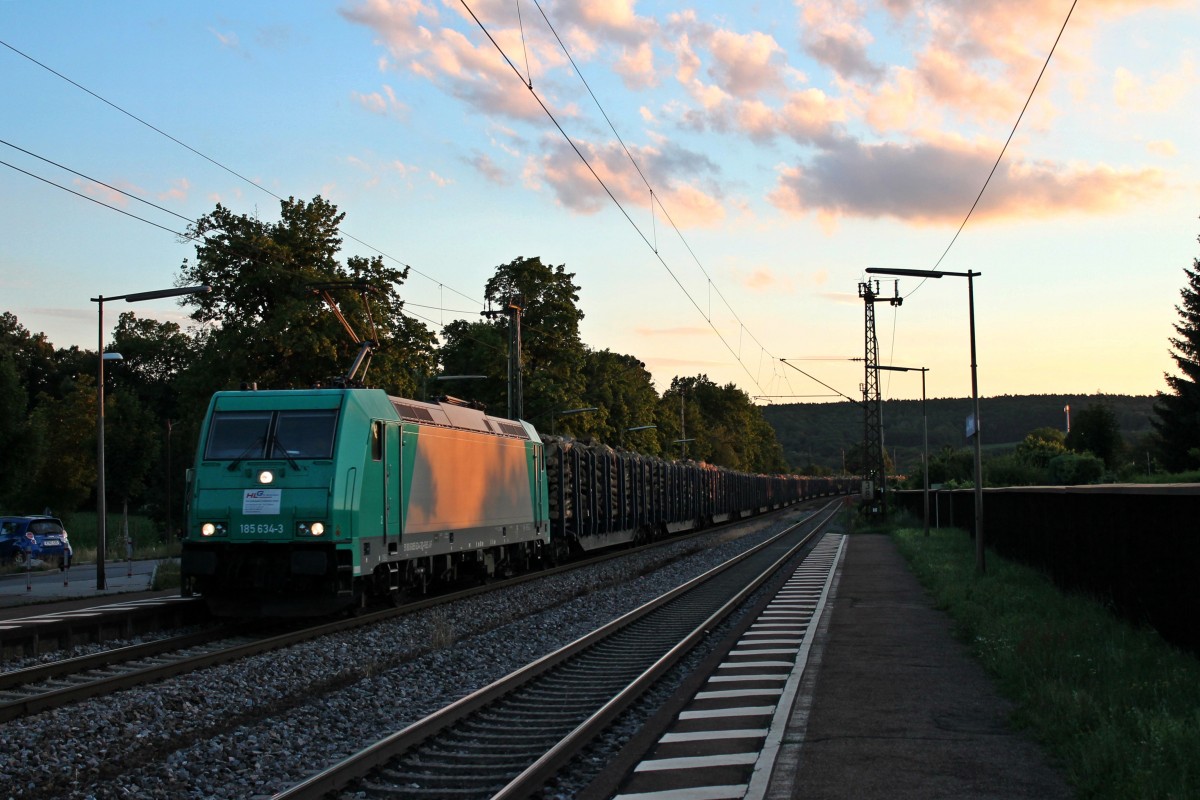 Am späten Abend des 26.06.2014 fuhr Alpha Trains/HLG 185 634-3 mit einem Holzzug aus Schlewig-Holstein durch den Bahnhof von Regensburg-Prüfening.