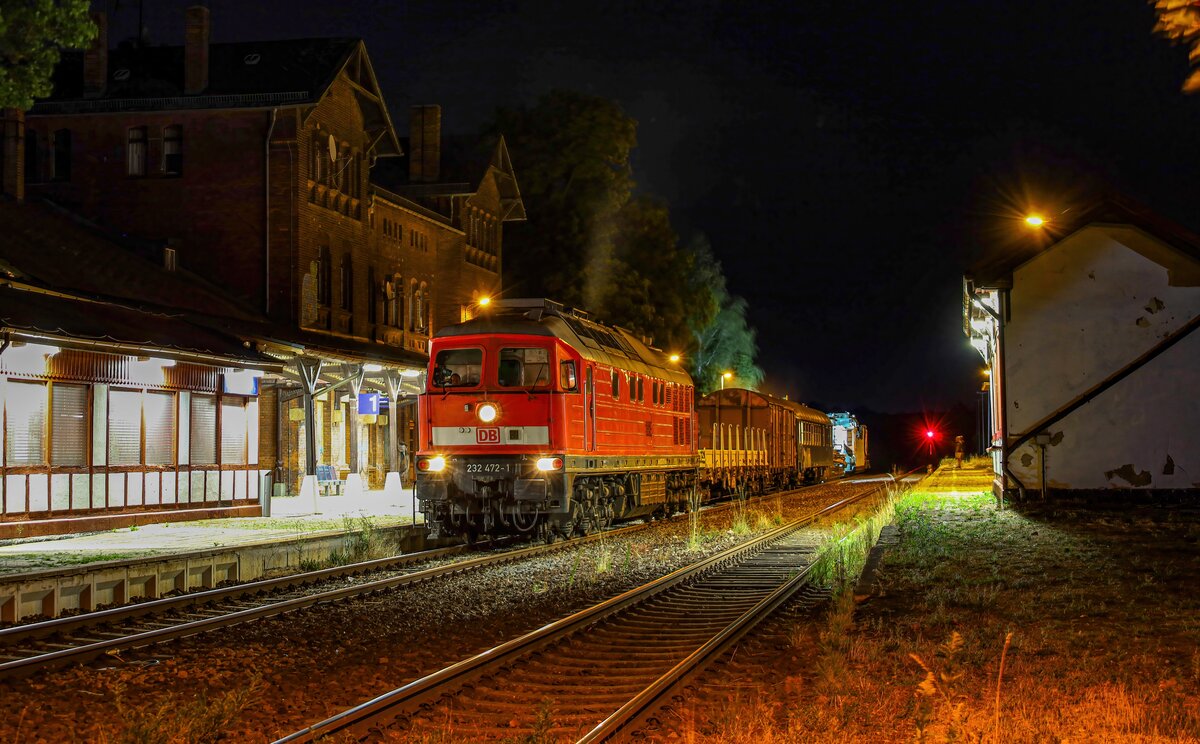 Am späten Abend des 30.07.2022 wartet DB 232 472 mit einem Trafozug im Bahnhof Neustadt(Orla) einen Gegenzug ab, um dann die Weiterreise nach Probstzella antreten zu können.