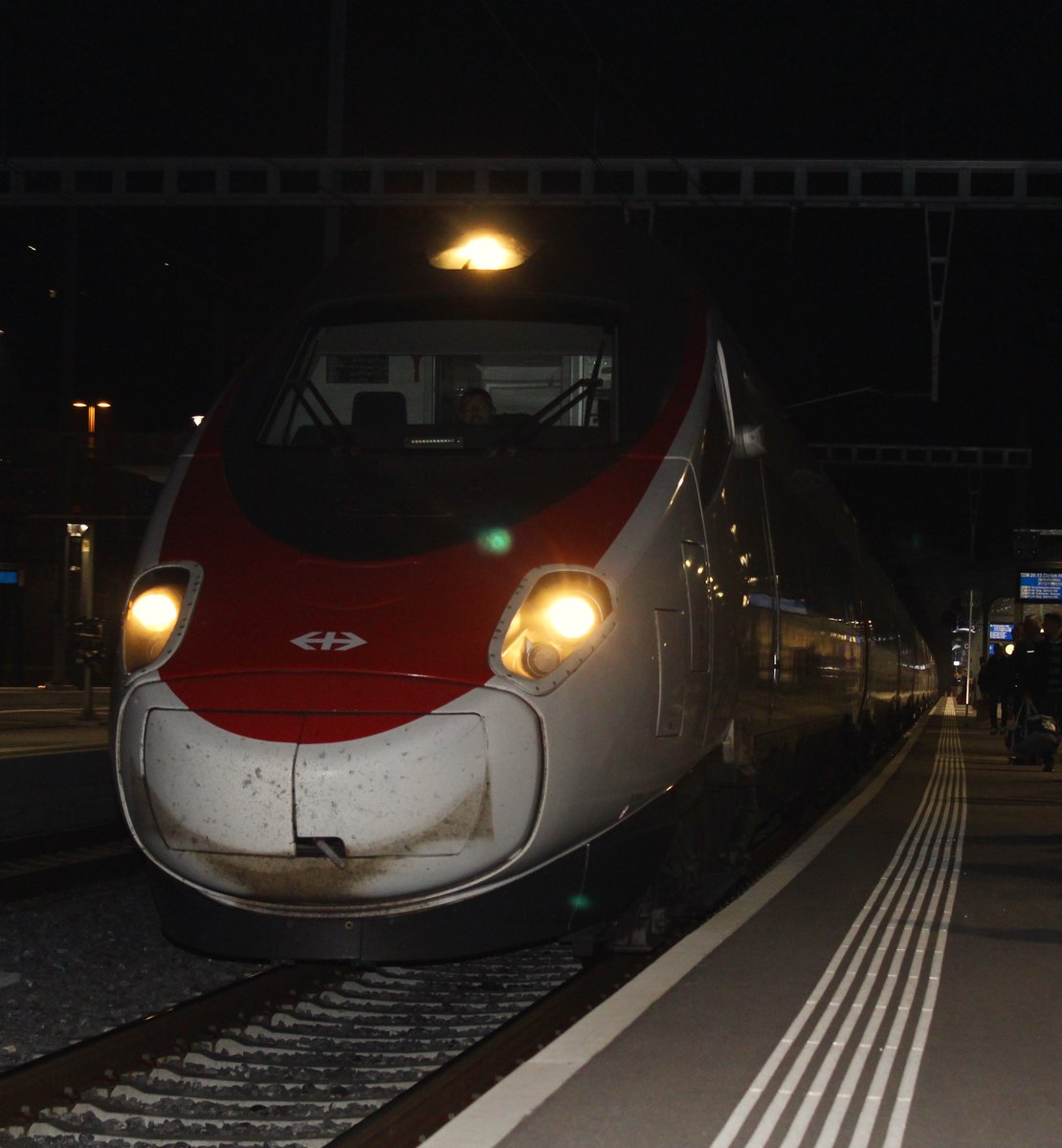 Am späten Abend hiess nach dem tollem Tag auf der  rollenden  Fotostelle im Dampfzug, nach Zürich zu gehen. Ein  Pinocchio  SBB RABe 503 trifft im Bild im Bahnhof Bellinzona an. Dies war das letztes Bild des tollen Tages. Samstag, 20. Oktober 2017