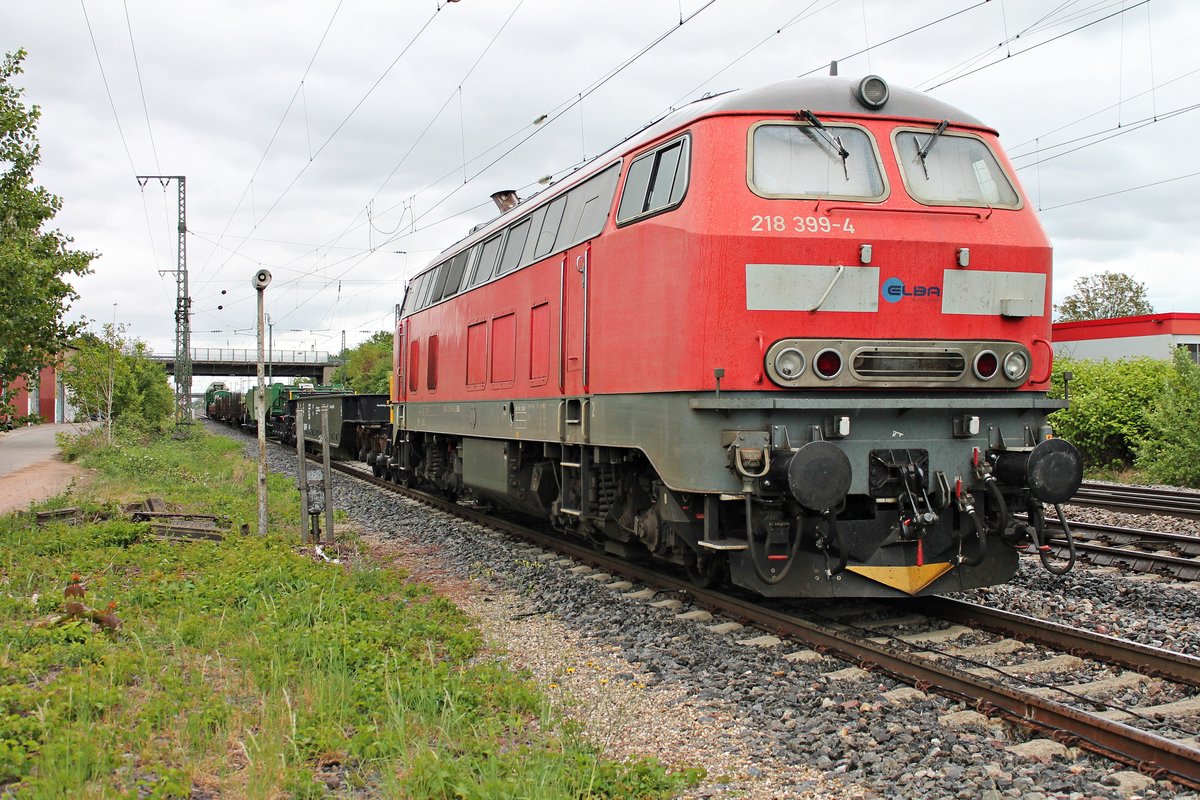 Am späten Mittag des 01.05.2020 stand 218 399-4 von ELBA mit einem Schwertransport auf dem Überholgleis im Bahnhof von Müllheim (Baden) und wartete darauf ihre Fahrt über die Rheintalbahn und Hochrheinbahn nach Rheinfelden (Baden) fortzuführen.