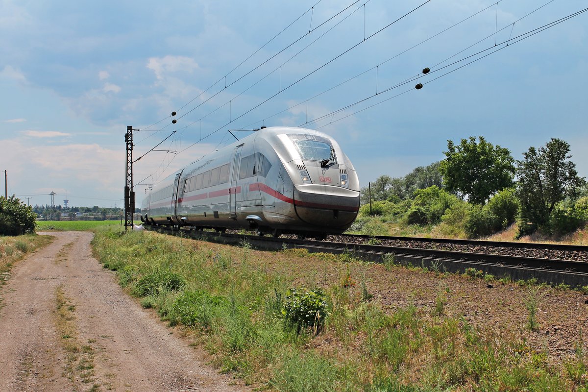 Am späten Mittag des 03.06.2020 fuhr 412 013 (9013/0812 013-2) als ICE 72 (Chur HB - Hamburg Altona) nördlich von Waghäusel über die KBS 700 in Richtung Mannheim.