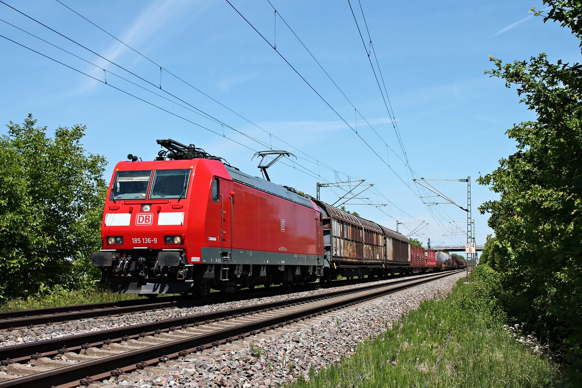 Am späten Mittag des 27.05.2020 fuhr 185 136-9 mit dem EZ 44625 (Mannheim Rbf - Basel SBB RB) bei Hügelheim über die Rheintalbahn durchs Markgräflerland in Richtung Müllheim (Baden).