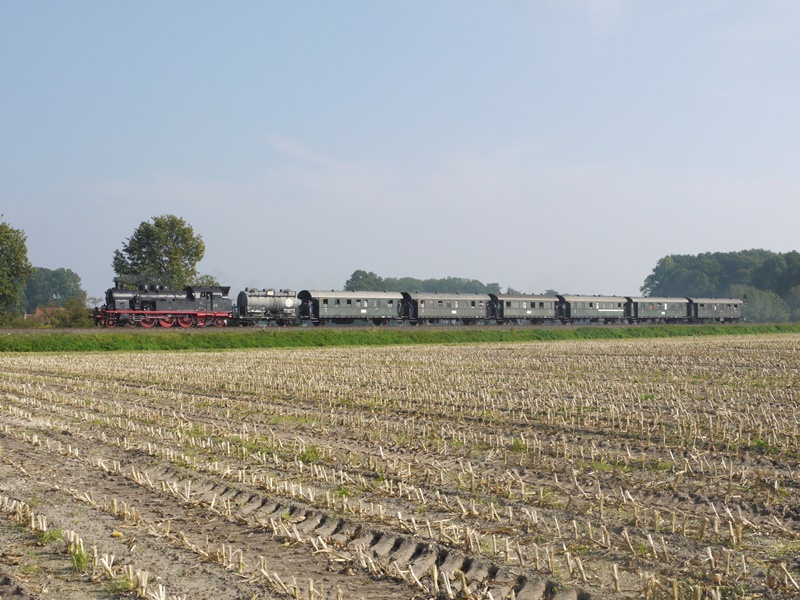 Am späten Mittag fuhr die 78 468 auf der RB 51 Strecken zwischen Dülmen und Gronau. Der Sonderzug steht kurz vor der Einfahrt in den Bf. Legden. 04.10.2015