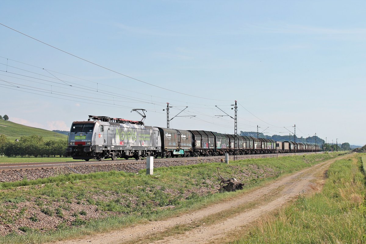 Am späten Nachmittag des 02.06.2020 fuhr MRCE/SBBC ES 64 F4-094 (189 994-7)  Novelis/Sierre  mit dem DGS 48620 ( Sierre  - Muttenz - Göttingen Gbf) nördlich von Schliengen über die KBS 702 durchs Rheintal in Richtung Müllheim (Baden).