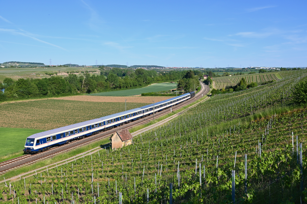 Am späten Nachmittag des 02.06.2021 ist dieser RE10 zwischen Lauffen und Nordheim in Richtung Heilbronn unterwegs.