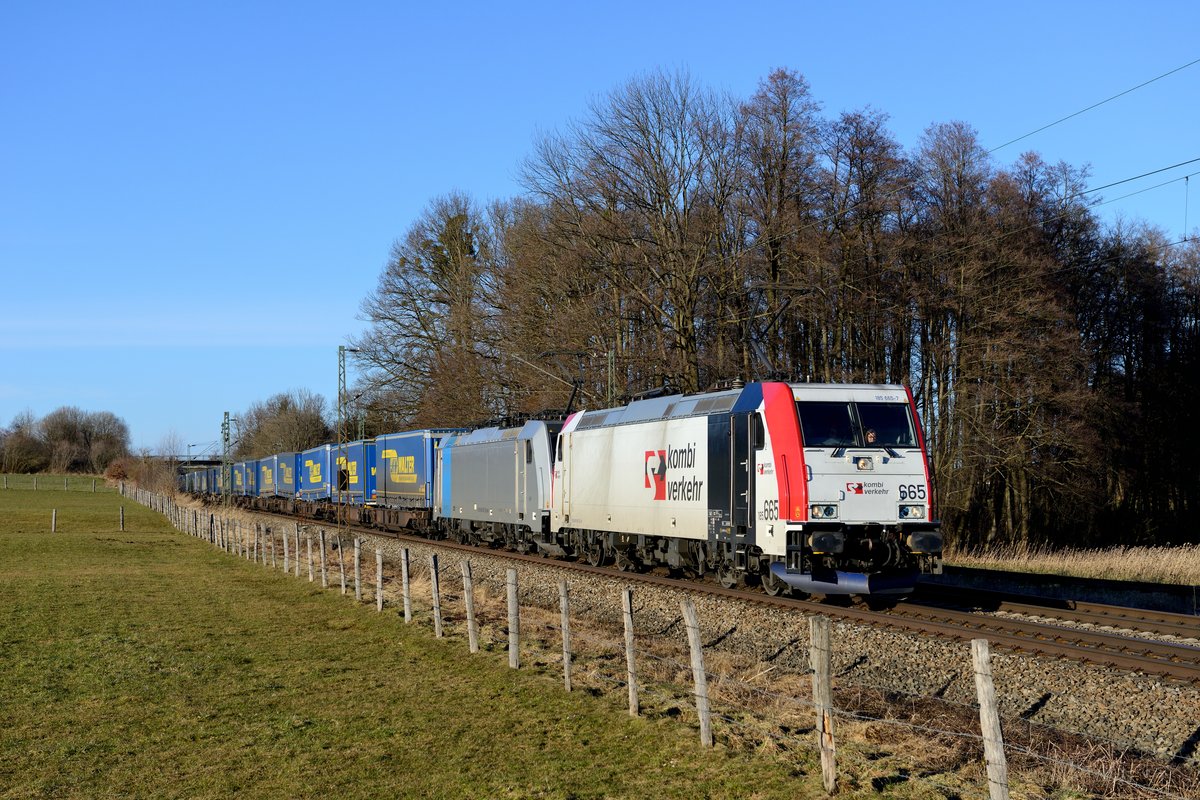 Am späten Nachmittag des 03.03.2015 konnte dieses für Lokomotion im Einsatz befindliche Doppel, bestehend aus 185 665 und 186 288, vor dem 43115 von Kiel nach Verona am Bü Vogl fotografiert werden. Ladegut sind ausschließlich Auflieger der Spedition LKW Walter.