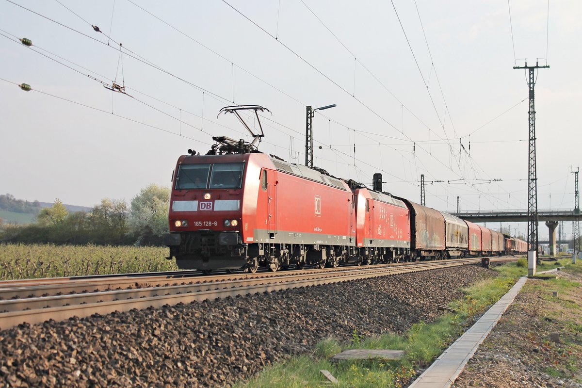 Am späten Nachmittag des 03.04.2017 fuhr 185 128-6 zusammen mit der Wagenlok 185 090-8  Bombadier Werk Kassel  und einem gemischten Güterzug (Chiasso - Mannheim Rbf) durch die Gleisanlagen von Müllheim (Baden) in Richtung Norden.