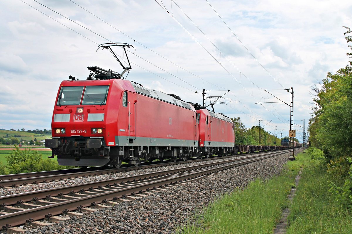 Am späten Nachmittag des 03.05.2020 fuhr 185 127-8 zusammen mit 185 117-9 und dem EZ 45000 (Chiasso Smistamento - Mannheim Rbf) nördlich von Hügelheim über die Rheintalbahn in Richtung Freiburg (Breisgau).