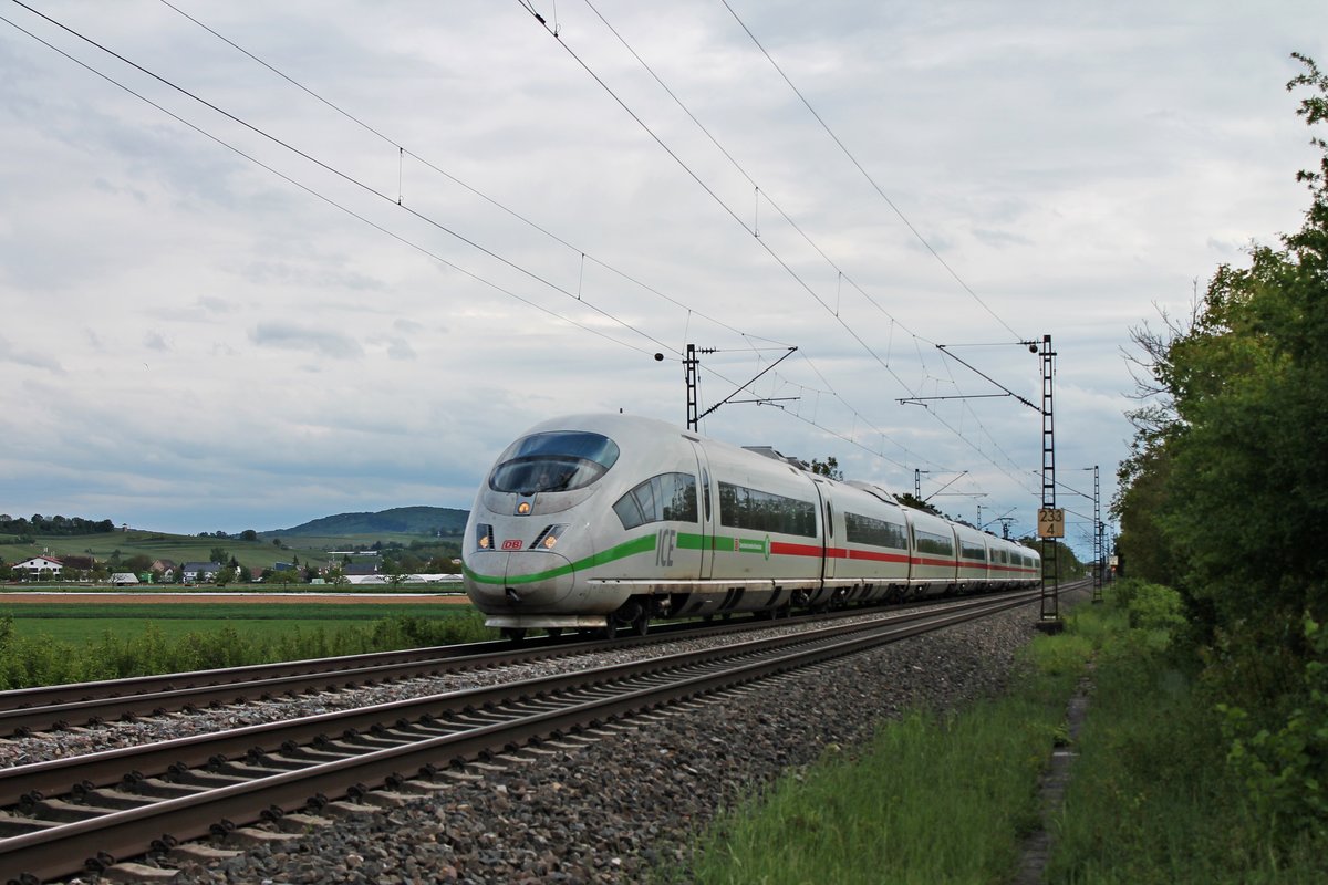 Am späten Nachmittag des 03.05.2020 war 403 502-8  Hansestadt Lübeck  auf dem Weg von Basel SBB nach Köln Hbf, als dieser nördlich von Hügelheim über die Rheintalbahn durchs Markgräflerland in Richtung Freiburg (Breisgau) fuhr.